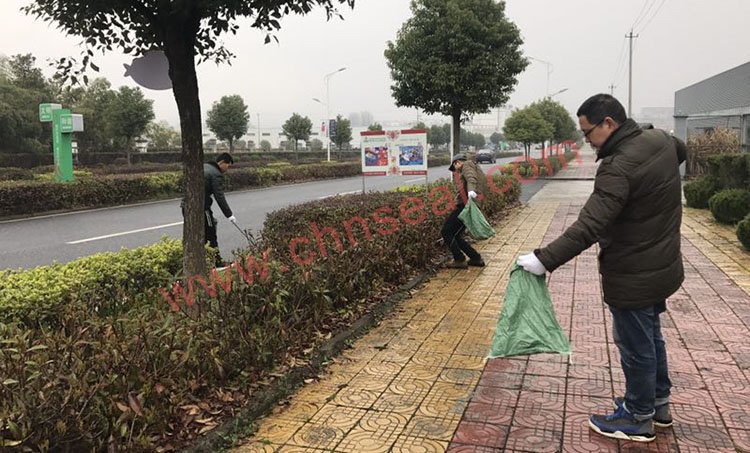 黄山亿利党支部组织清扫园区道路